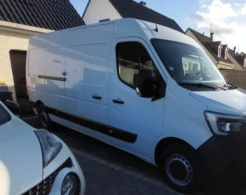 Kuljetusyritys Pakettiauto Renault master sisään Liévin Ranska